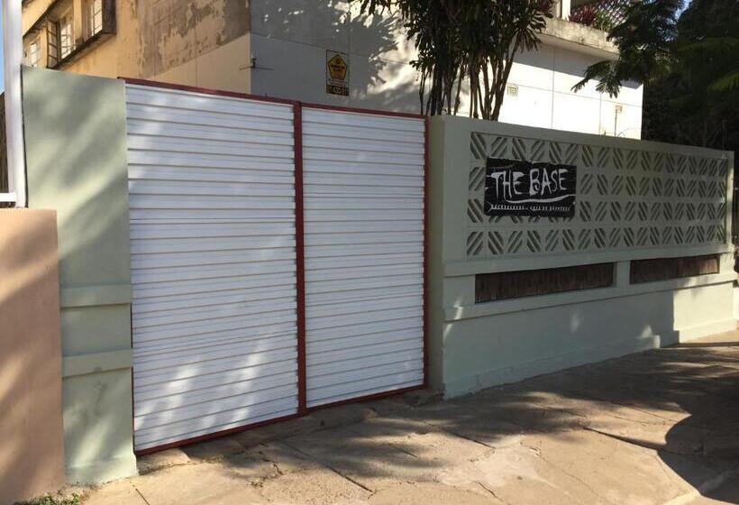 فندق صغير The Base Backpackers