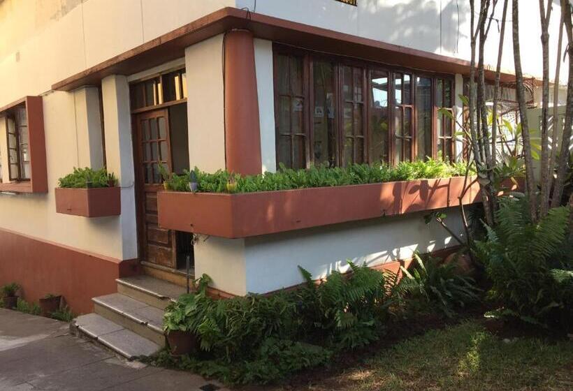 فندق صغير The Base Backpackers