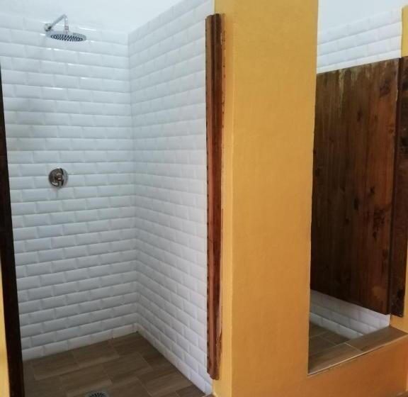 فندق صغير The Base Backpackers