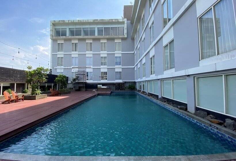 Отель Ascent Premiere Pasuruan