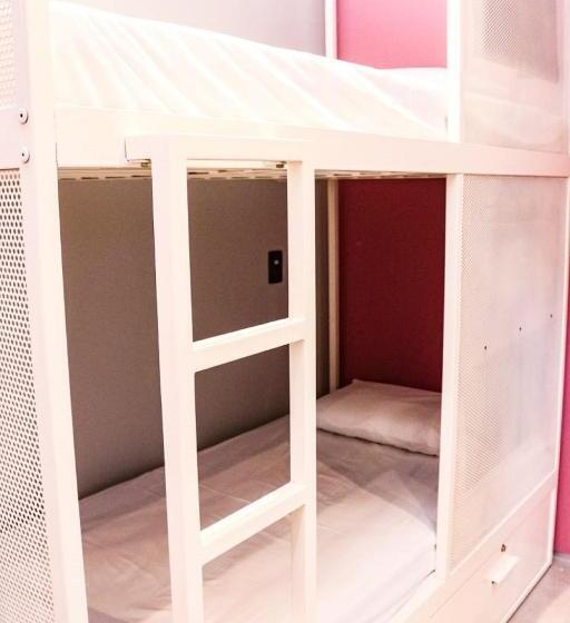 Artsy Vitoria Hostel