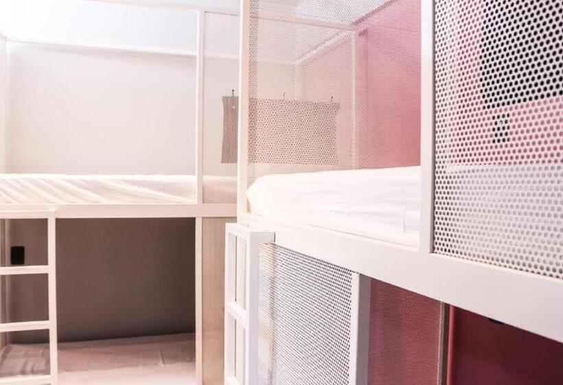 Artsy Vitoria Hostel