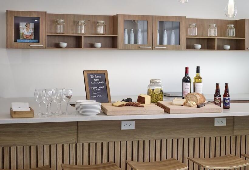 בית מלון כפרי Element Edmonton West