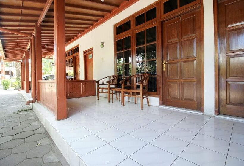 酒店 Reddoorz Plus Near Alun Alun Selatan 2