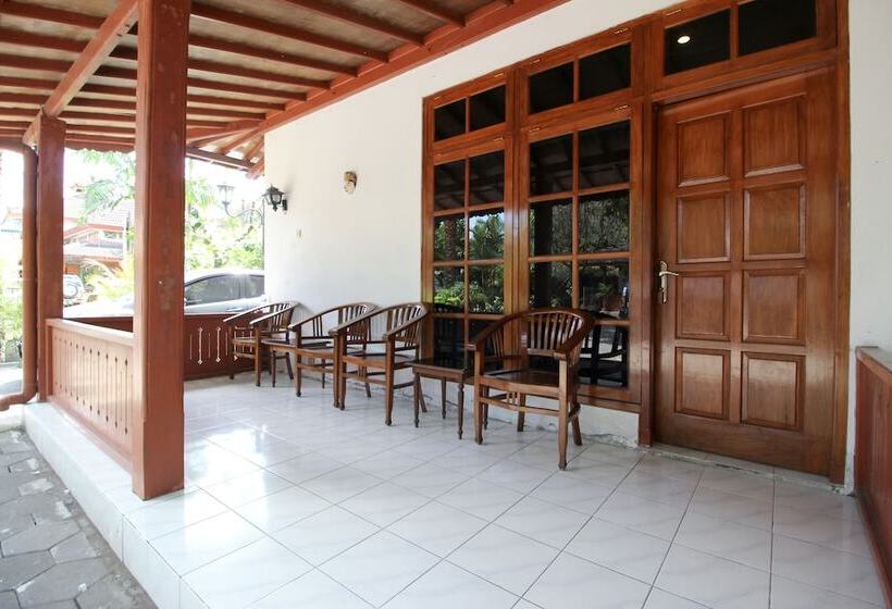 酒店 Reddoorz Plus Near Alun Alun Selatan 2