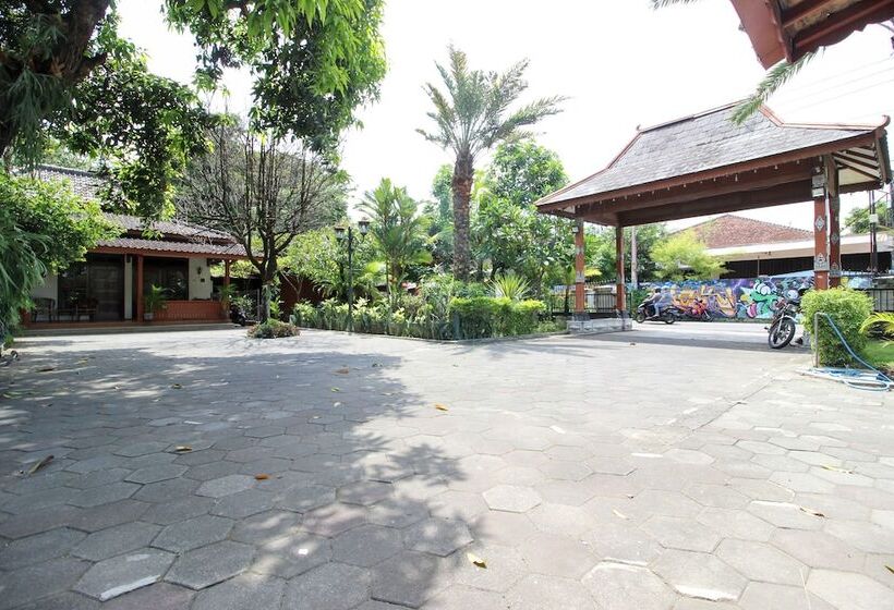 酒店 Reddoorz Plus Near Alun Alun Selatan 2