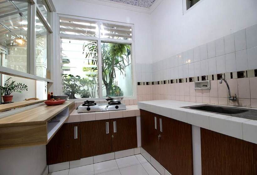 Отель Reddoorz Plus Syariah Near Lempuyangan Station 3