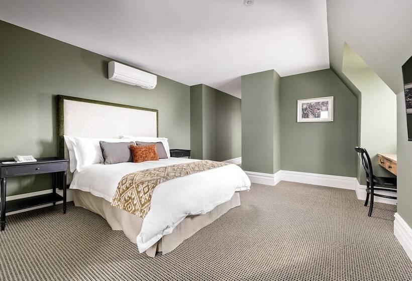 בית מלון כפרי The National