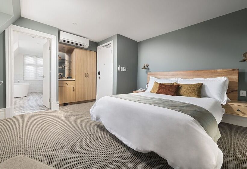 בית מלון כפרי The National