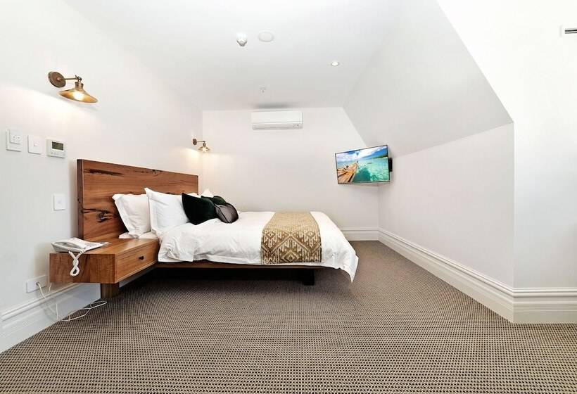 בית מלון כפרי The National