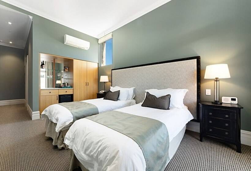 בית מלון כפרי The National