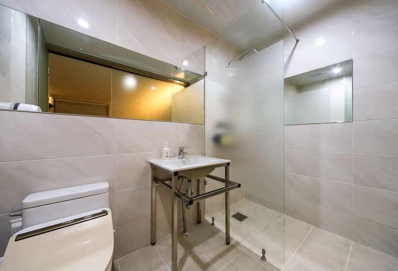 فندق على الطريق Black