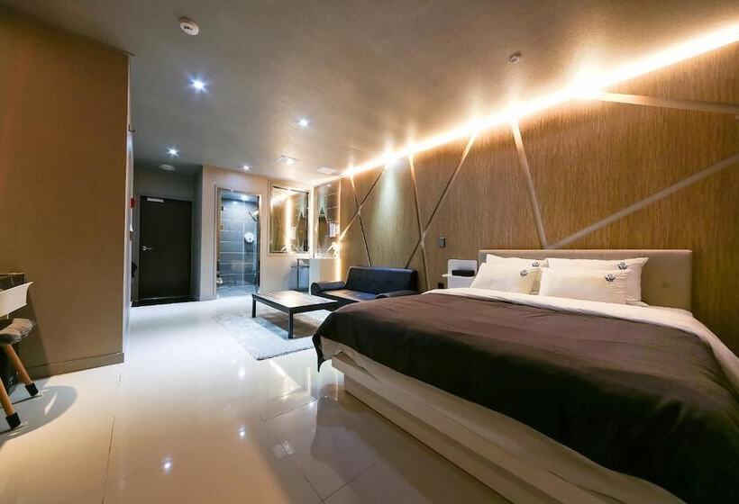 فندق على الطريق Black