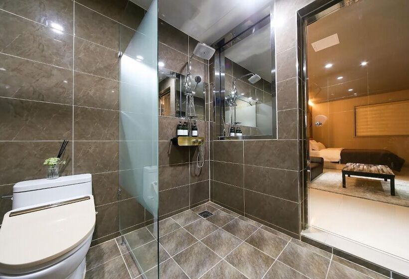 فندق على الطريق Black