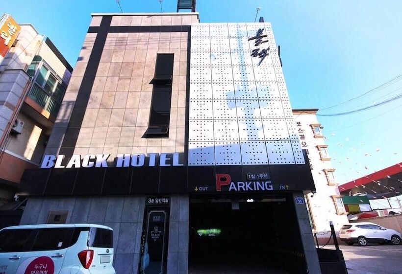 فندق على الطريق Black