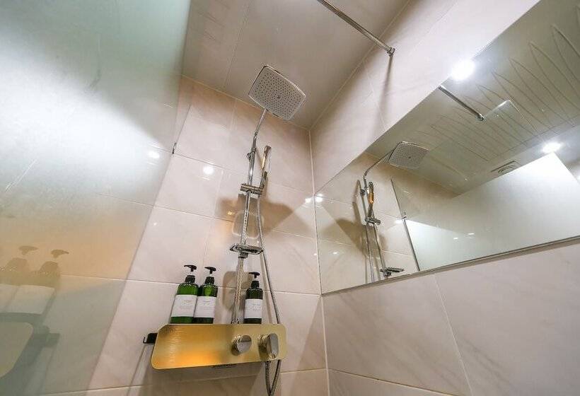 فندق على الطريق Black