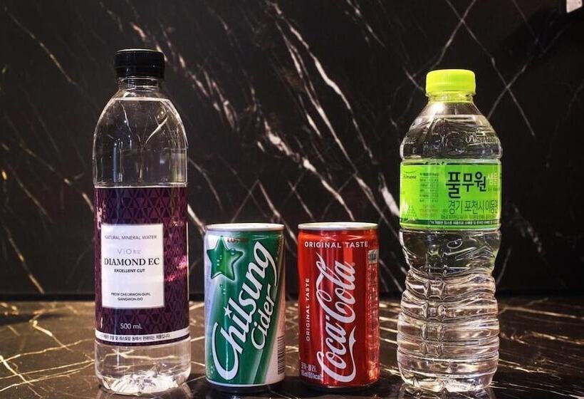 فندق على الطريق Black