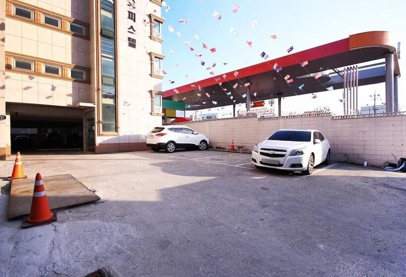 فندق على الطريق Black