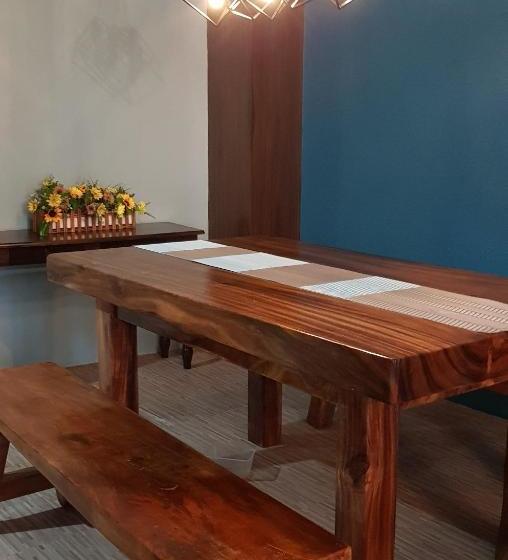 تختخواب و صبحانه The Half House By Elmar Cabin