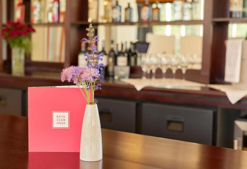 Отель Bata Club Haus