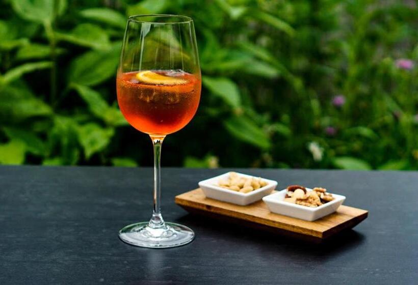 Отель Bata Club Haus