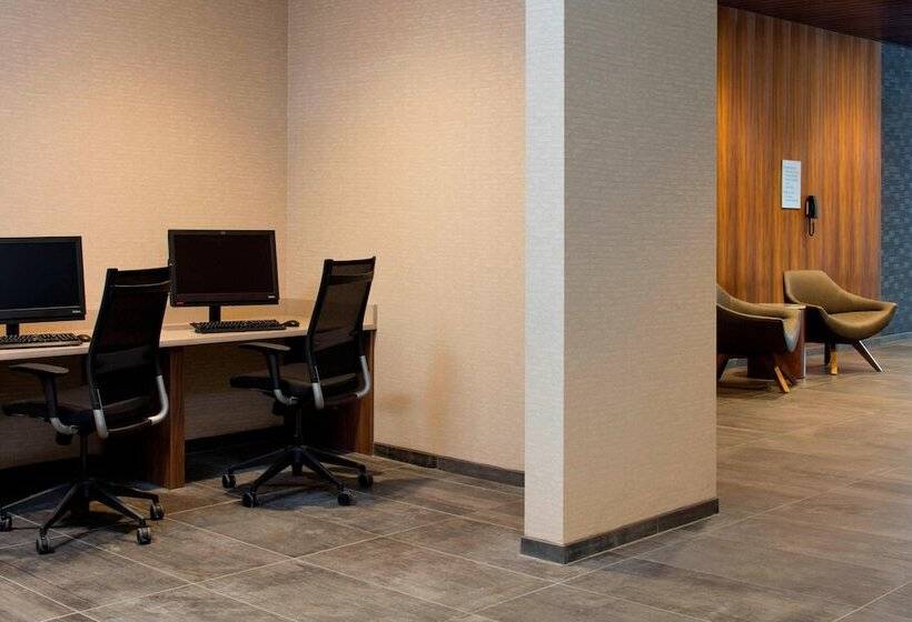 هتل Courtyard By Marriott Prince George