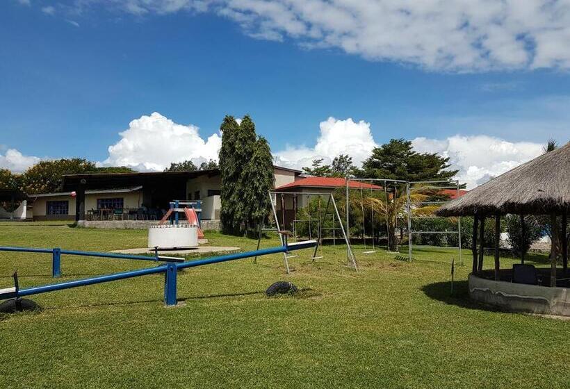 בית מלון כפרי Ifisi Community Centre