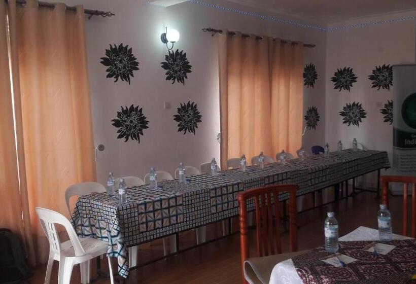 هتل Kigezi Gardens Inn