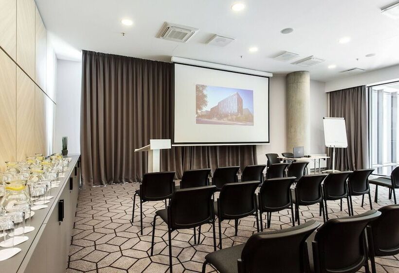 هتل Courtyard By Marriott Vilnius City Center