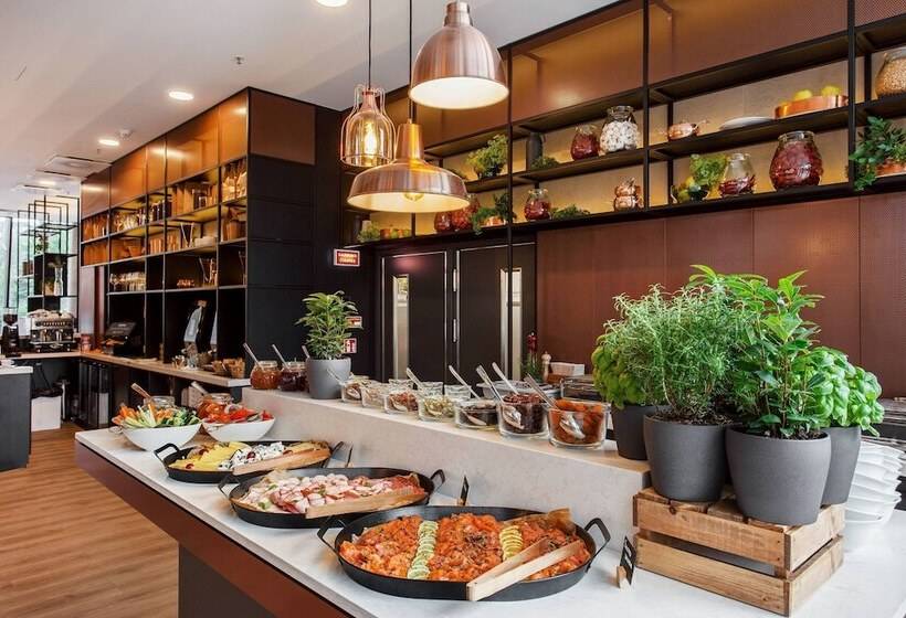 هتل Courtyard By Marriott Vilnius City Center