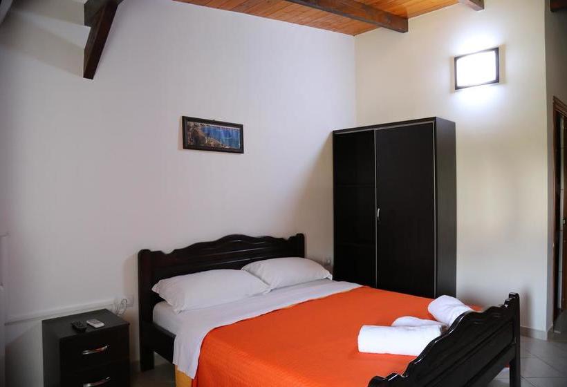 בית מלון כפרי Keshtjella Syni Zi   Bujtine