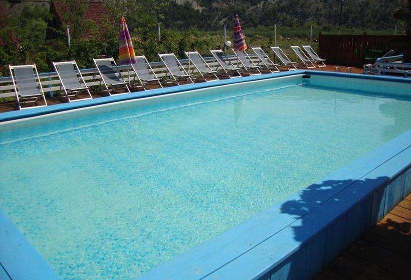 בית מלון כפרי Keshtjella Syni Zi   Bujtine