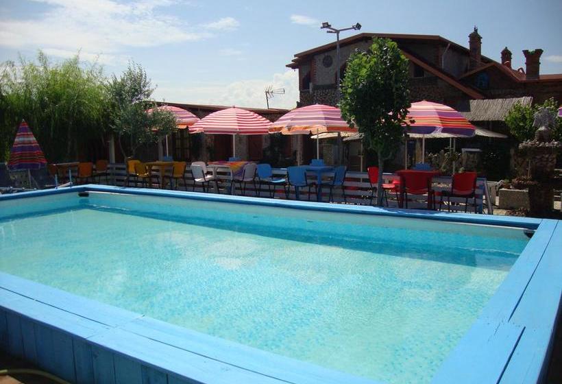 בית מלון כפרי Keshtjella Syni Zi   Bujtine