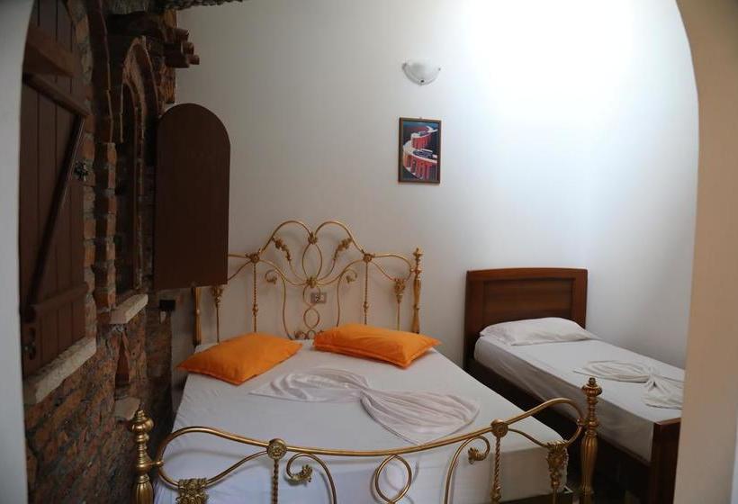 בית מלון כפרי Keshtjella Syni Zi   Bujtine