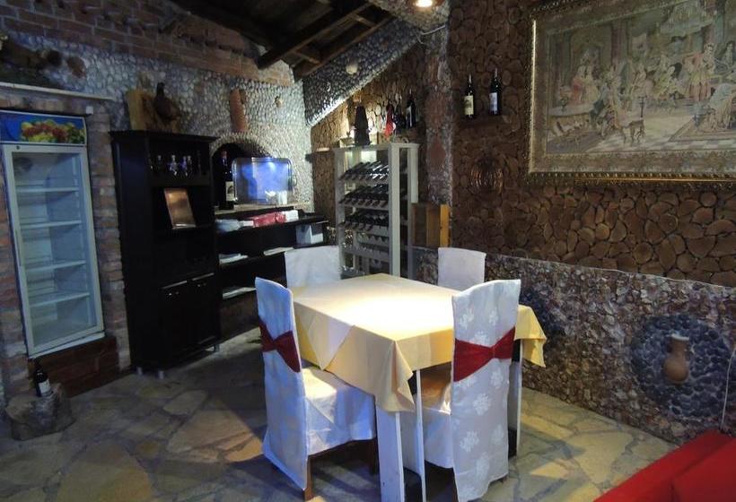 בית מלון כפרי Keshtjella Syni Zi   Bujtine