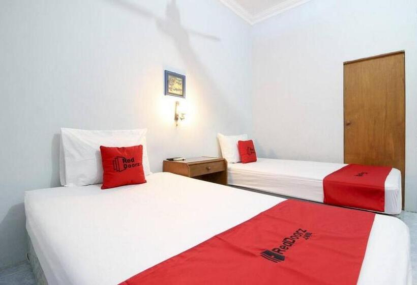 Отель Reddoorz Syariah At Jalan Menteri Supeno
