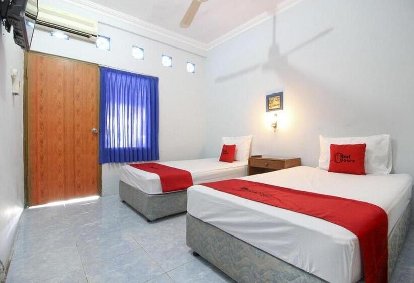 Отель Reddoorz Syariah At Jalan Menteri Supeno