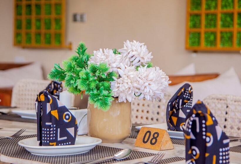 هتل Explorers Hub