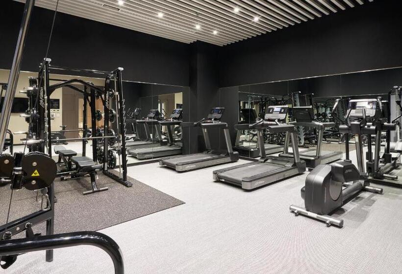 Отель Holiday Inn & Suites Shin Osaka, An Ihg