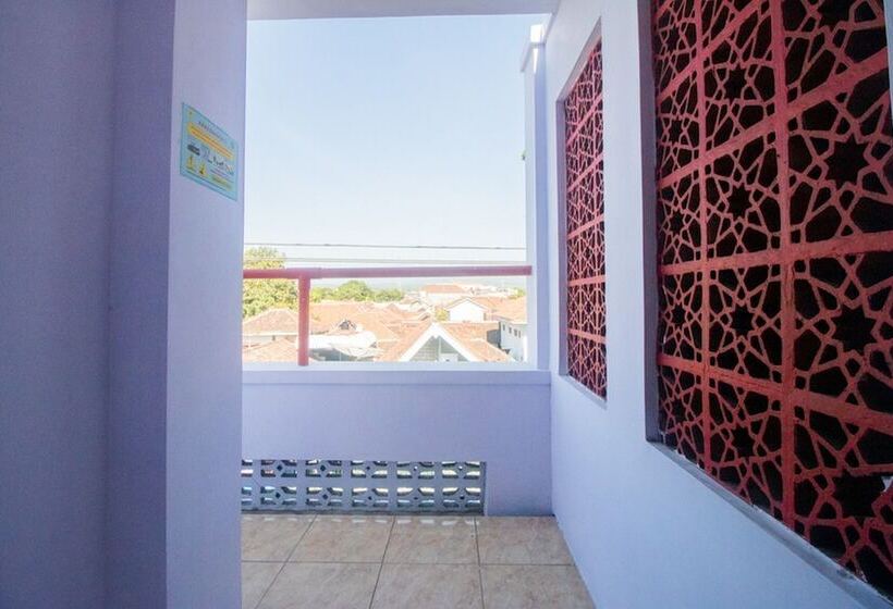 Отель Reddoorz Near Pantai Boom