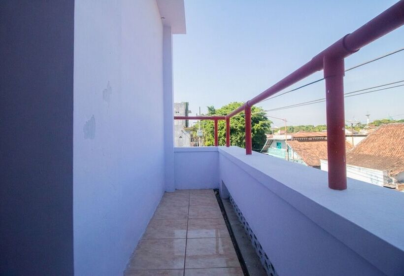 Отель Reddoorz Near Pantai Boom