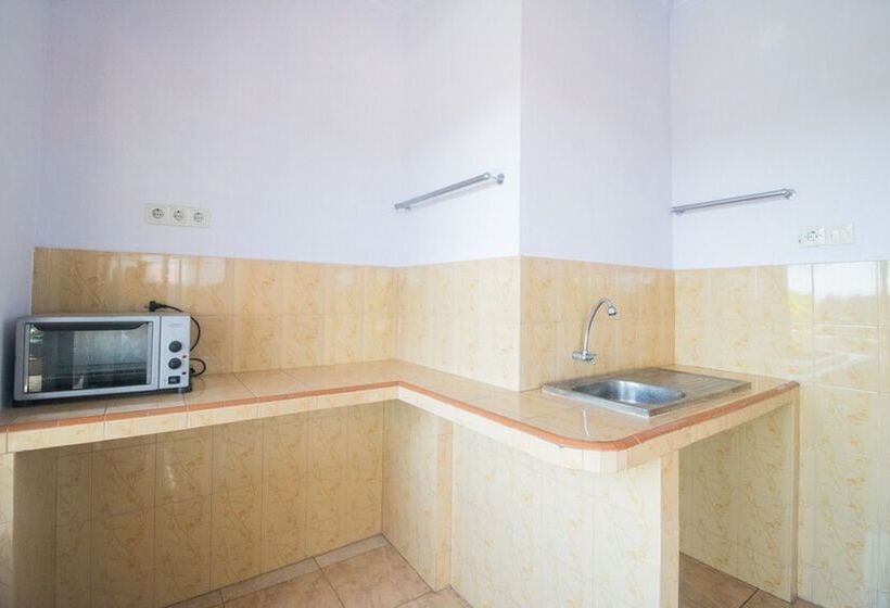 Отель Reddoorz Near Pantai Boom