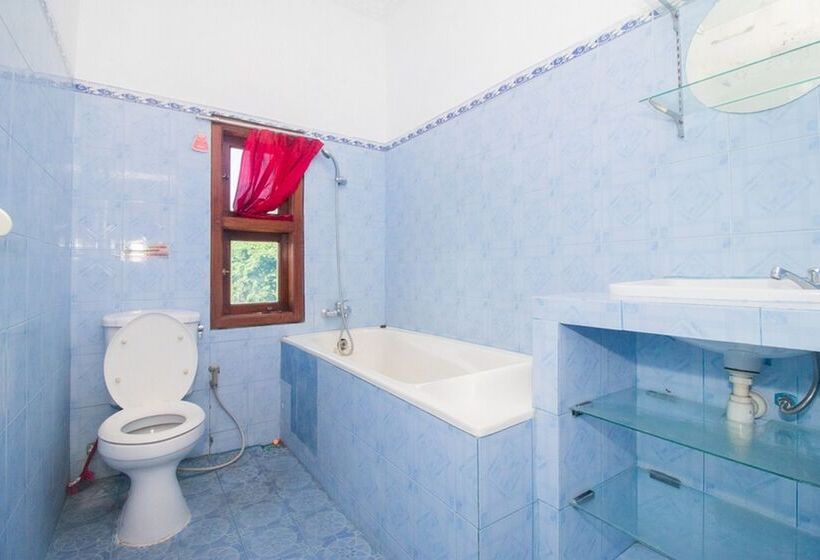 Отель Reddoorz Near Pantai Boom