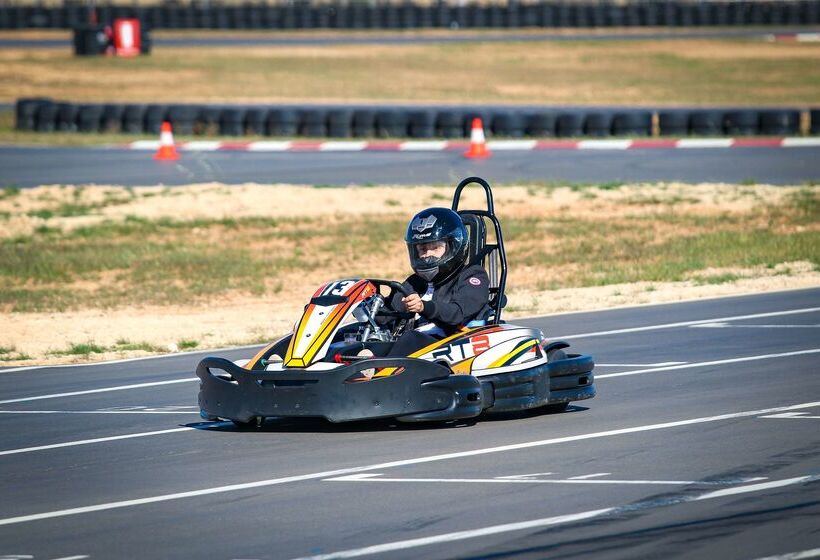 Отель Rydges Pit Lane