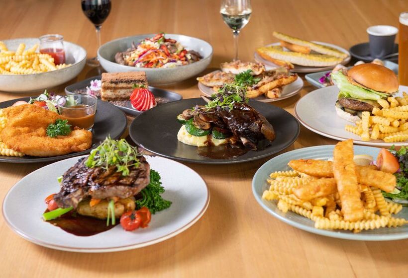 Отель Rydges Pit Lane