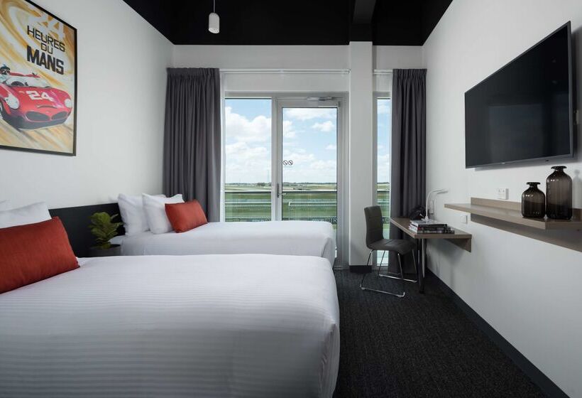 Отель Rydges Pit Lane