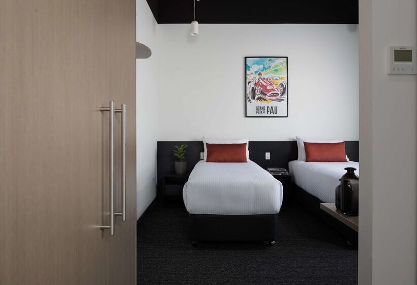 Отель Rydges Pit Lane