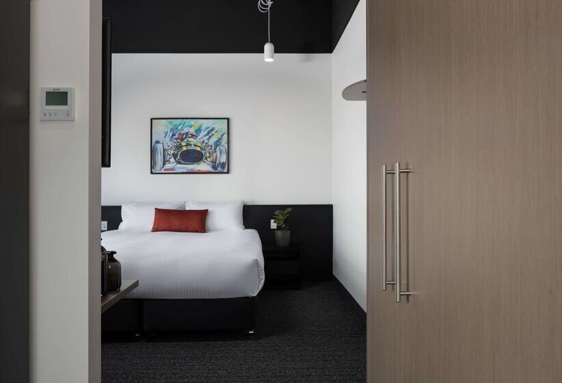 Отель Rydges Pit Lane