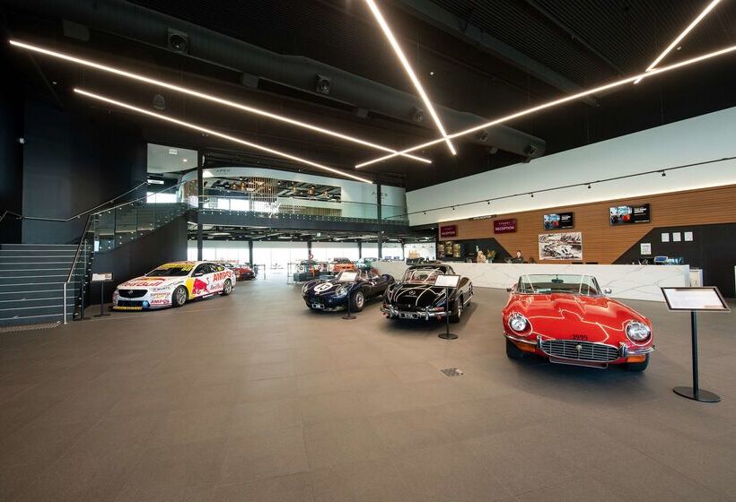 Отель Rydges Pit Lane