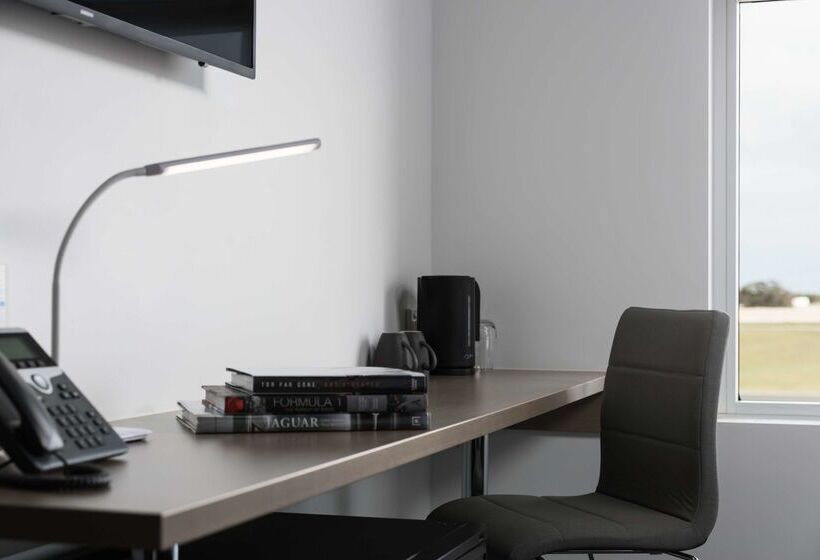 Отель Rydges Pit Lane